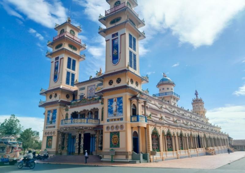 Khám phá kiến trúc ngoại thất ấn tượng của Chùa Tòa Thánh Tây Ninh với các biểu tượng độc đáo